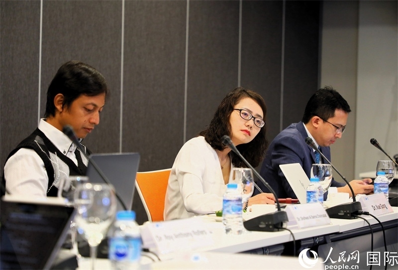 學(xué)者們專(zhuān)注聆聽(tīng)會(huì)議內(nèi)容。人民網(wǎng)記者 白元琪攝