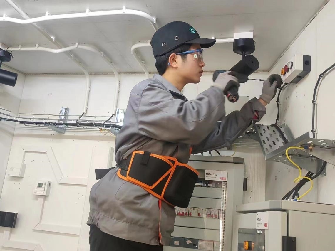 張強在安裝指示燈盒實訓中。高磊磊 攝