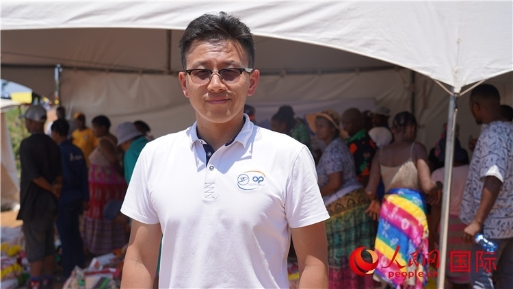 延鋒彼歐南非公司總經(jīng)理張?chǎng)伟l(fā)言致辭。人民網(wǎng) 張茜攝