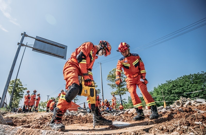周彩琪和隊友在救援現(xiàn)場。受訪者供圖