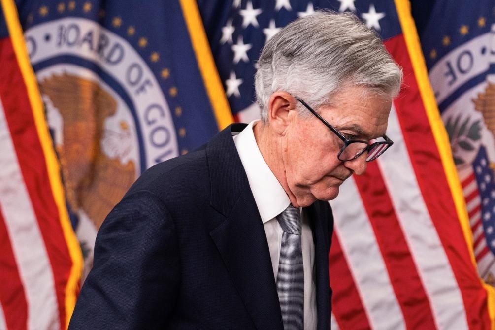 11月1日，美國聯(lián)邦儲(chǔ)備委員會(huì)主席鮑威爾在華盛頓出席記者會(huì)。新華社發(fā)（亞倫攝）