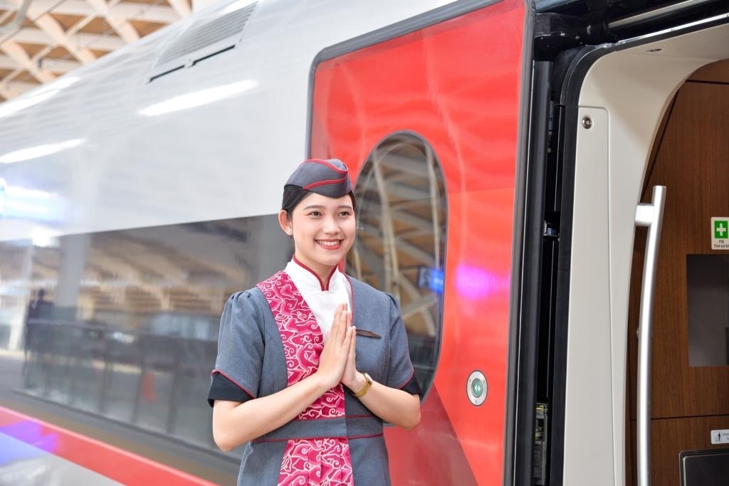 12月12日，乘務(wù)人員在印度尼西亞雅加達(dá)的哈利姆車站站臺歡迎乘坐雅萬高鐵的乘客。新華社記者徐欽攝