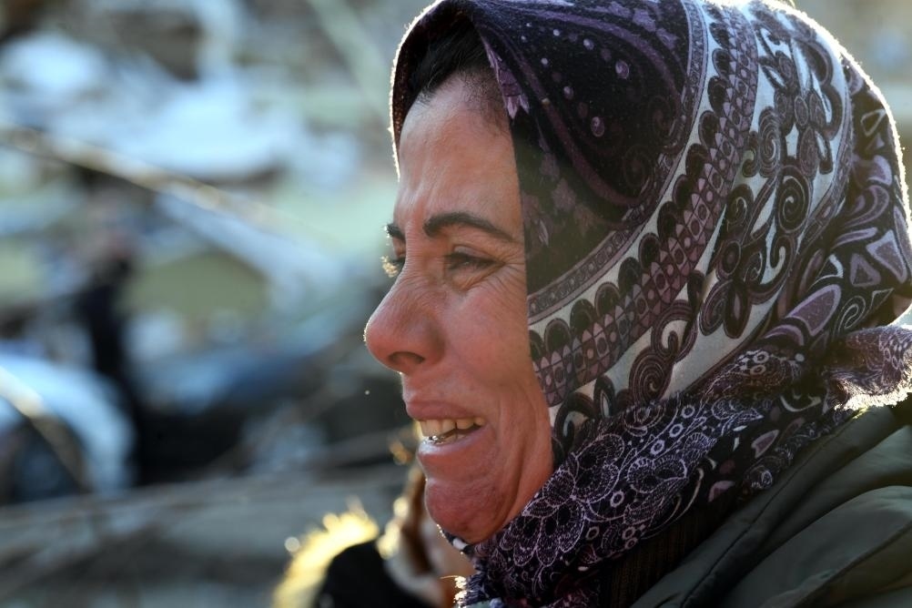 2月8日，在土耳其哈塔伊的一處地震廢墟，當(dāng)?shù)鼐用竦却H人的消息。新華社記者沙達(dá)提攝