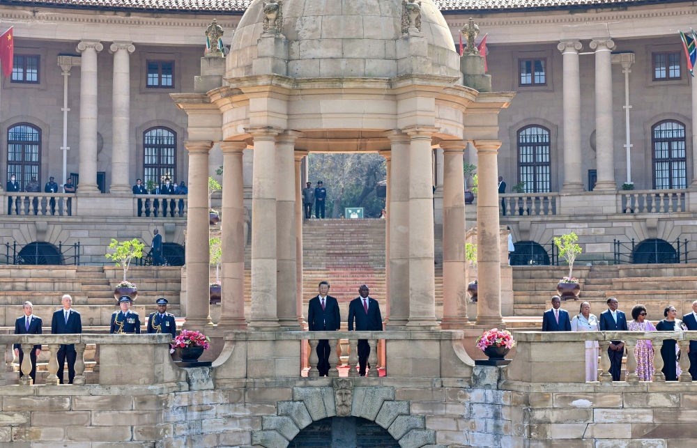 當(dāng)?shù)貢r間8月22日上午，正在南非進(jìn)行國事訪問的國家主席習(xí)近平在比勒陀利亞總統(tǒng)府同南非總統(tǒng)拉馬福薩會談。會談前，拉馬福薩在總統(tǒng)府廣場為習(xí)近平舉行歡迎儀式。新華社記者 殷博古 攝