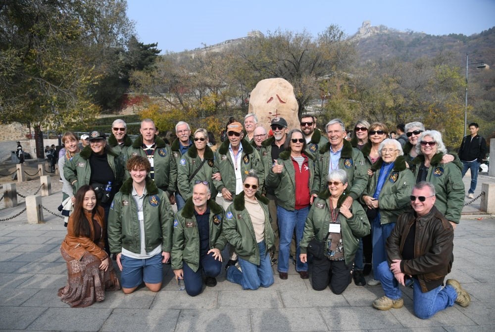 2023年10月29日，飛虎隊老兵莫耶一行人在北京八達(dá)嶺長城合影留念。當(dāng)日，美中航空遺產(chǎn)基金會訪華代表團(tuán)成員陸續(xù)抵達(dá)北京。新華社記者 任超 攝