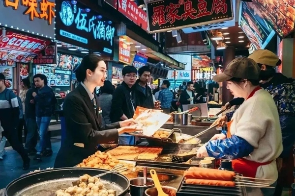 當?shù)劂y行工作人員向個體經(jīng)營者介紹金融服務。受訪者供圖