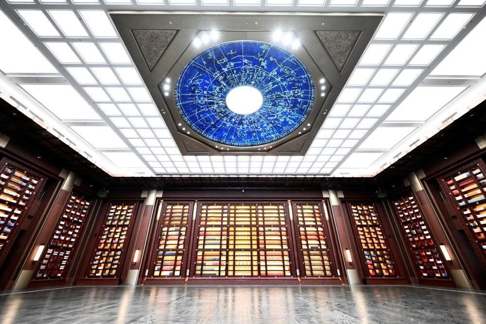 △中國國家版本館中央總館“文瀚閣”內(nèi)景。星空穹頂上是一幅宋代石刻天文圖，傳遞著“文瀚閣”的寓意：中華文明如星空般浩瀚璀璨。