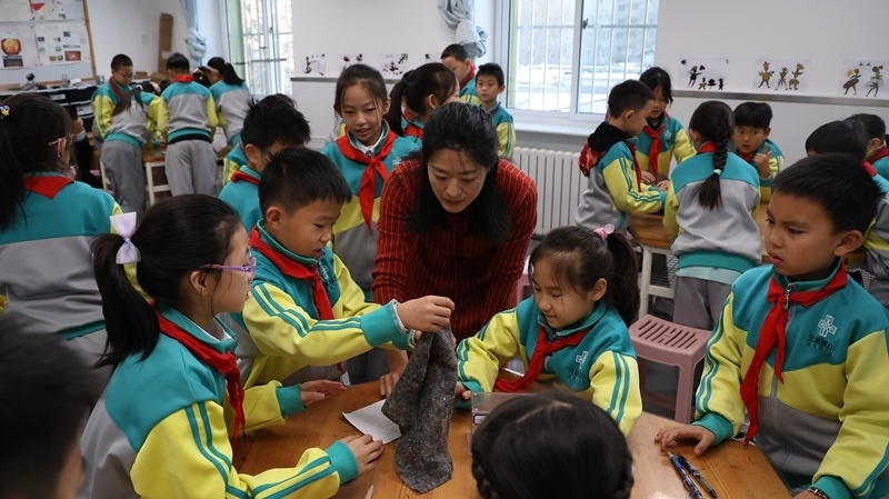 科學(xué)老師教同學(xué)制作消聲裝置。校方供圖