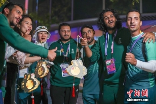 資料圖：9月29日，中國傳統(tǒng)節(jié)日中秋節(jié)，杭州亞運會運動員村舉辦中秋主題活動，中外運動員們歡聚一堂。圖為沙特阿拉伯運動員手持燈籠拍攝照片。<a target='_blank' href='/'><p align=
