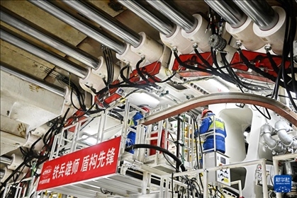 12月30日，中鐵十四局技術(shù)人員在盾構(gòu)掘進(jìn)開始前檢查“海天號(hào)”盾構(gòu)機(jī)。新華社記者 李紫恒 攝