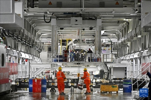 12月30日，建設(shè)者在青島膠州灣第二隧道工程南線主線隧道盾構(gòu)掘進(jìn)現(xiàn)場作業(yè)。新華社記者 李紫恒 攝