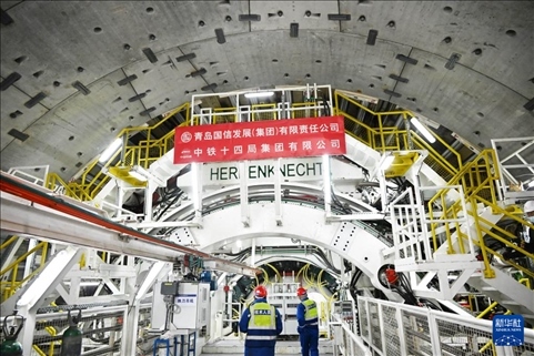 12月30日，中鐵十四局技術(shù)人員在盾構(gòu)掘進(jìn)開始前檢查“海天號(hào)”盾構(gòu)機(jī)。新華社記者 李紫恒 攝