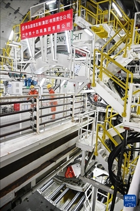 12月30日，建設(shè)者在青島膠州灣第二隧道工程南線主線隧道盾構(gòu)掘進(jìn)現(xiàn)場作業(yè)。新華社記者 李紫恒 攝