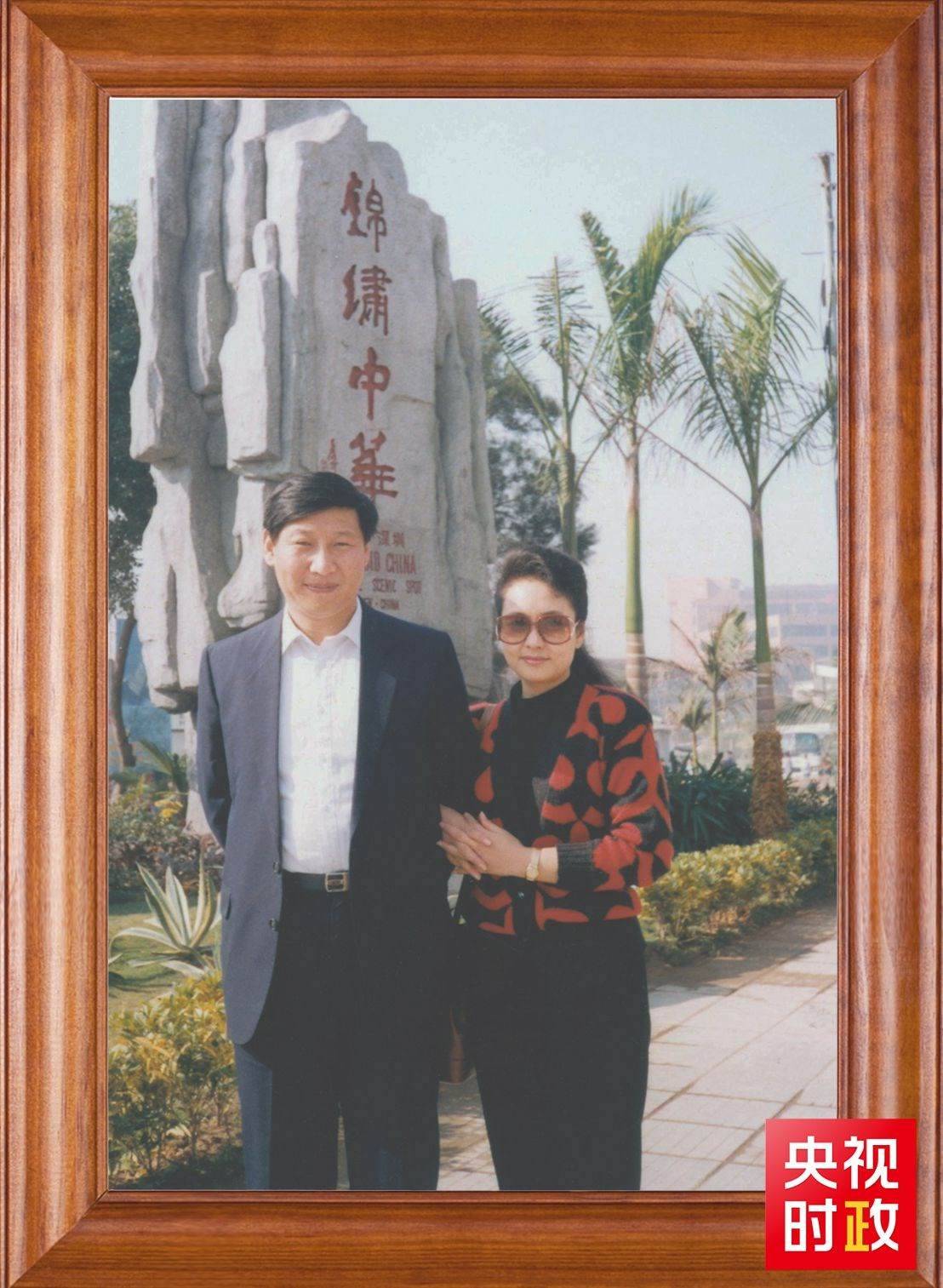 △這是習(xí)近平和夫人彭麗媛的合影。這張照片第一次出現(xiàn)在他的書架上。