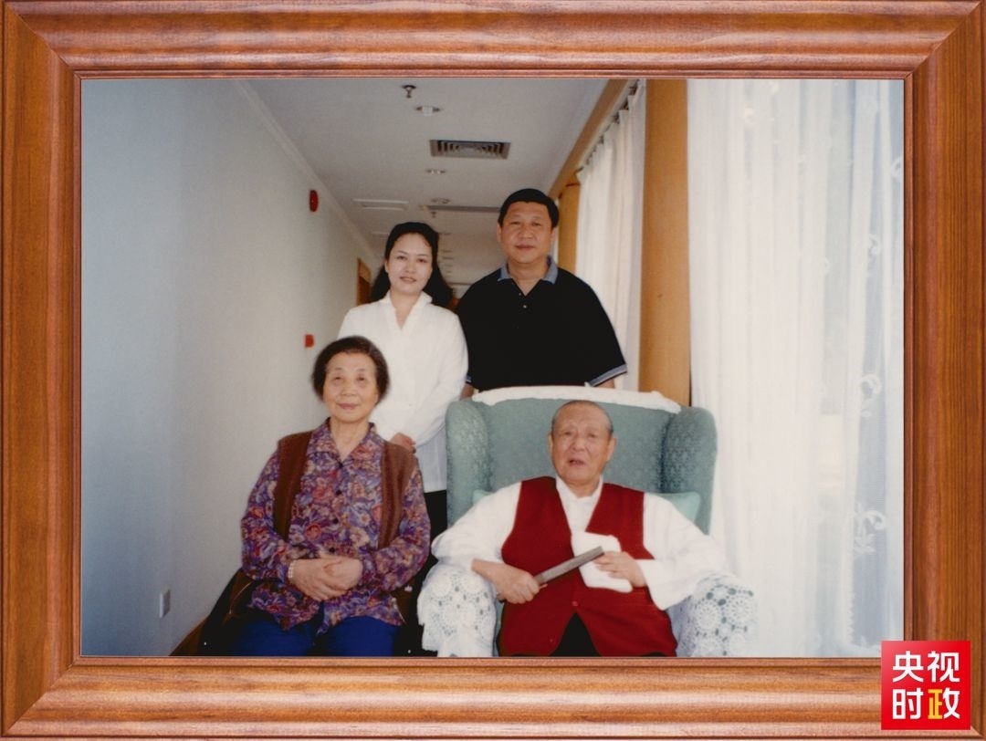 △這是習(xí)近平夫婦同父親習(xí)仲勛、母親齊心的合影。這張照片第一次出現(xiàn)在他的書架上。