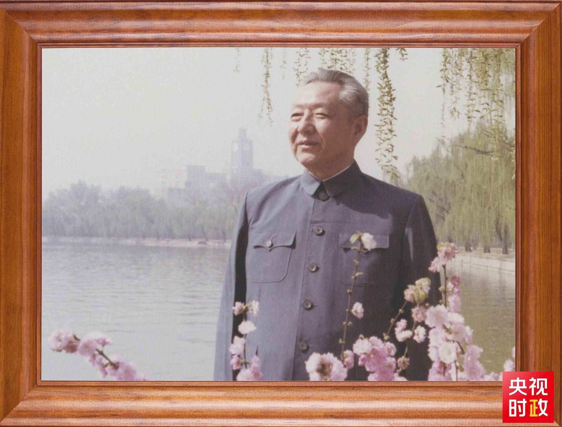 △這是習(xí)近平父親習(xí)仲勛同志的照片。2023年10月15日，是習(xí)仲勛同志誕辰110周年紀(jì)念日。這張照片第一次出現(xiàn)在他的書架上。