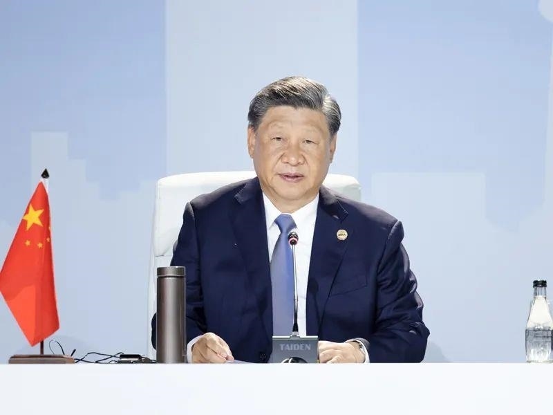 當(dāng)?shù)貢r間8月24日，習(xí)近平主席在南非約翰內(nèi)斯堡出席金磚國家領(lǐng)導(dǎo)人第十五次會晤特別記者會。