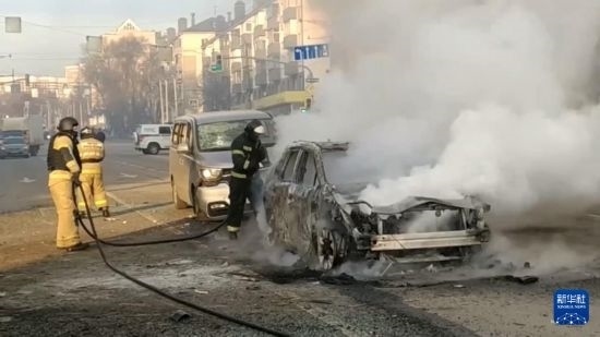 這張俄羅斯緊急情況部12月30日發(fā)布的視頻截圖顯示，在俄羅斯別爾哥羅德市，工作人員在現(xiàn)場(chǎng)救援。新華社發(fā)