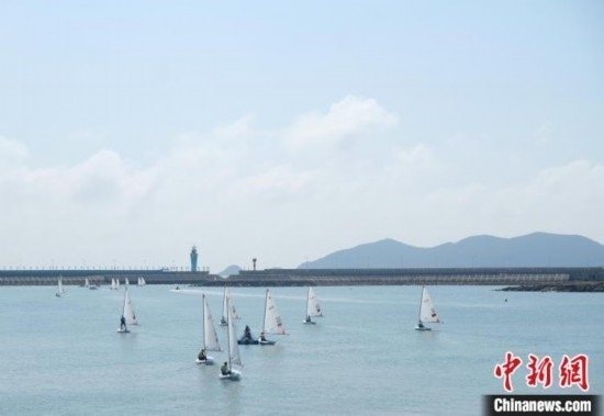 浙江象山，杭州亞運(yùn)會(huì)帆船項(xiàng)目運(yùn)動(dòng)員揚(yáng)帆起航。林波 攝