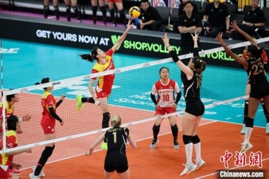 女排世俱杯賽場(chǎng)上，天津渤海銀行女排(紅)對(duì)陣巴西海灘女排(黑)。主辦方供圖