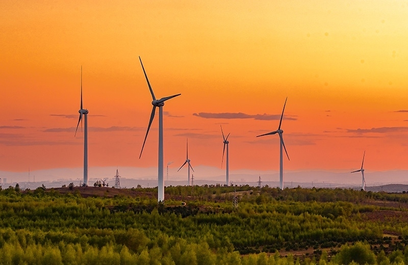 2023年5月23日清晨拍攝的內(nèi)蒙古興安盟烏蘭浩特市呼和馬場(chǎng)風(fēng)力光伏發(fā)電場(chǎng)內(nèi)的風(fēng)機(jī)。