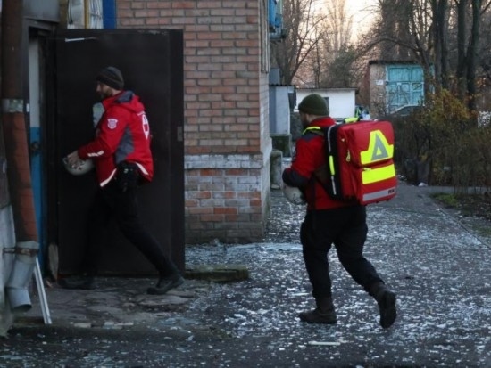  2023年11月25日，烏克蘭紅十字會救援人員在基輔市一棟遭空襲的居民樓實施清理和救助工作。新華社發(fā)（羅曼·佩圖什科夫攝）