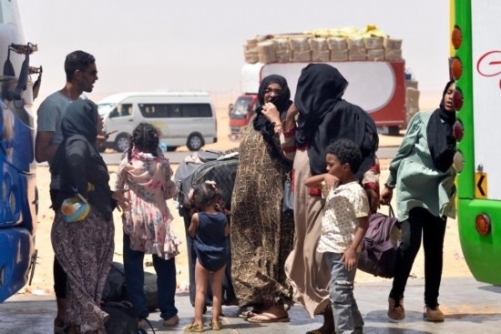  2023年4月27日，在埃及南部與蘇丹交界的阿爾根邊境口岸，人們離開蘇丹進(jìn)入埃及境內(nèi)。新華社發(fā)（拉德萬攝）