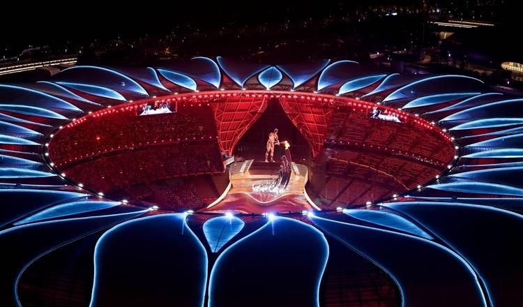 2023年9月23日，最后一棒火炬手汪順和數(shù)字火炬手在杭州亞運(yùn)會開幕式上點(diǎn)燃主火炬。新華社記者 程婷婷 攝