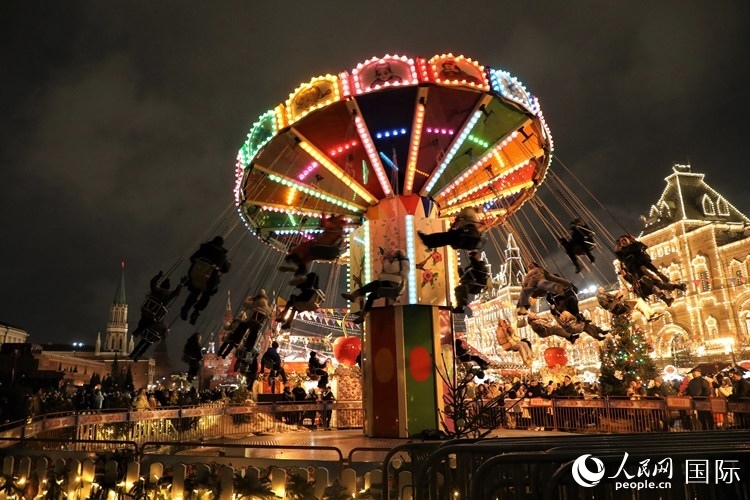 位于莫斯科紅場中央的“古姆”新年集市。人民網(wǎng)記者 隋鑫攝
