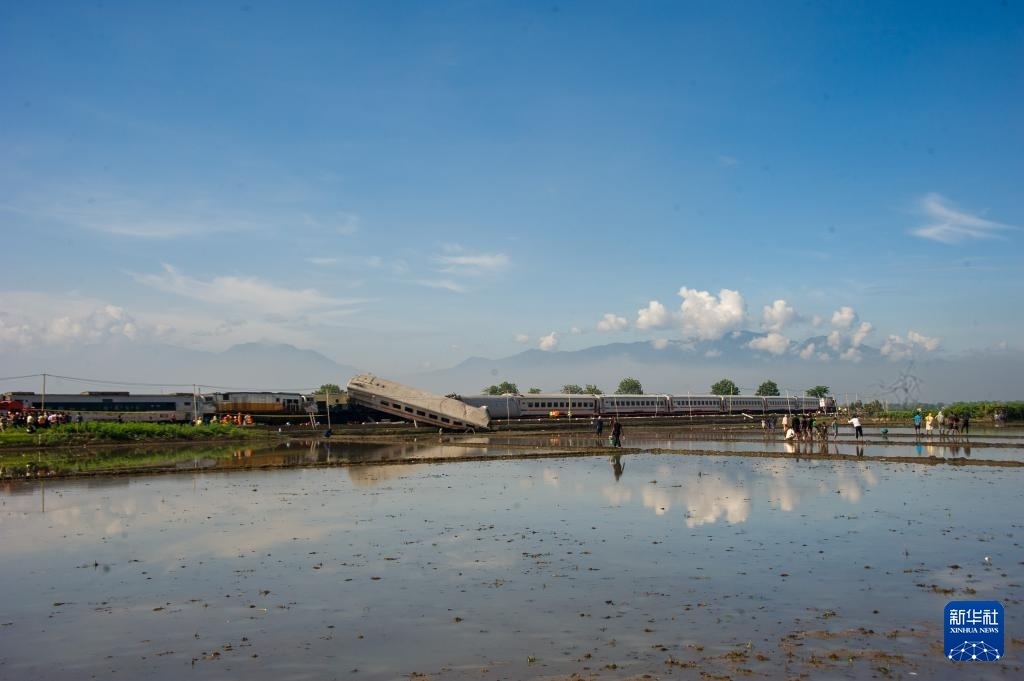 ?這是1月5日在印度尼西亞西爪哇省拍攝的列車相撞事故現(xiàn)場。新華社發(fā)（塞提安賈爾攝）