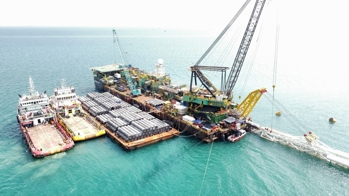 印尼拉維拉維項目52英寸海管拖拉頭準確抵達登陸點。主辦方供圖
