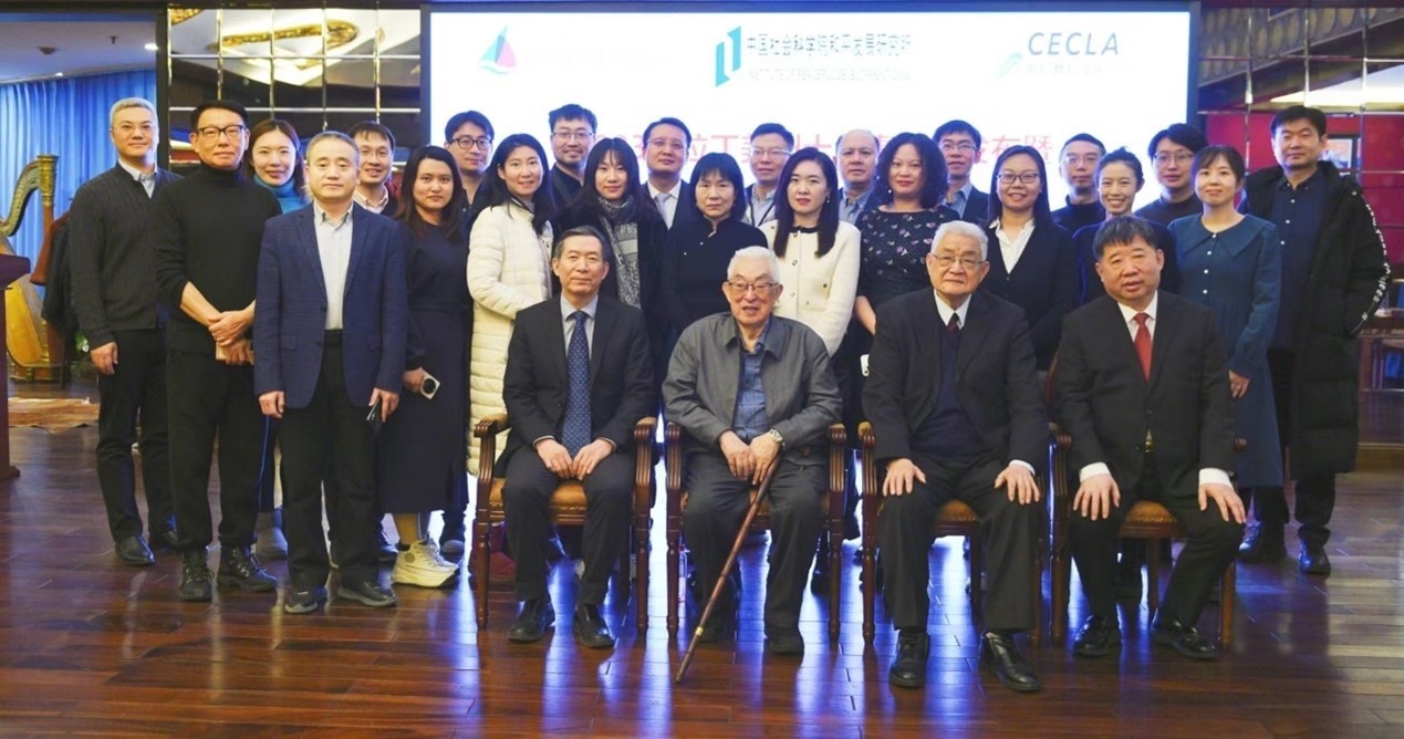 與會(huì)專家學(xué)者舉行合影。主辦方供圖