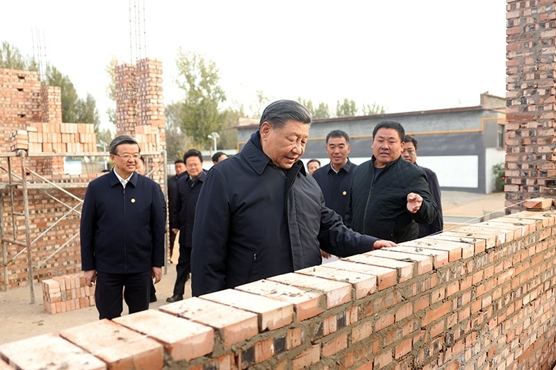 2023年11月10日，習(xí)近平總書記在河北保定涿州市刁窩鎮(zhèn)萬(wàn)全莊村房屋重建施工現(xiàn)場(chǎng)考察。