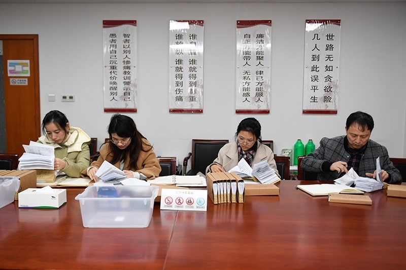 2020年1月8日，浙江寧波市北侖區(qū)紀(jì)委工作人員在檢查北侖區(qū)大數(shù)據(jù)發(fā)展管理中心2019年的公款消費(fèi)票據(jù)，查找是否存在違規(guī)問題。