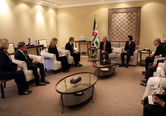 1月7日，約旦國(guó)王阿卜杜拉二世（中右）在安曼會(huì)見(jiàn)到訪的美國(guó)國(guó)務(wù)卿布林肯（中左）。新華社發(fā)（約旦王宮供圖）