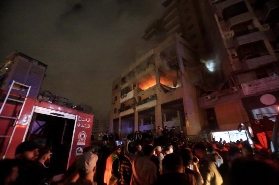 1月2日，人們聚集在黎巴嫩貝魯特南郊的以色列無人機(jī)襲擊現(xiàn)場。新華社發(fā)（比拉爾·賈維希攝）