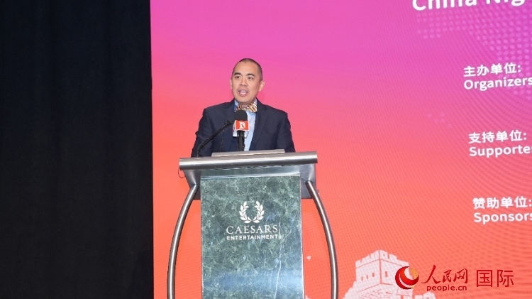 內(nèi)華達(dá)州副州長(zhǎng)辦公室幕僚長(zhǎng)魯?shù)稀づ撩鲌D安在論壇致辭。人民網(wǎng)記者 鄧圩攝