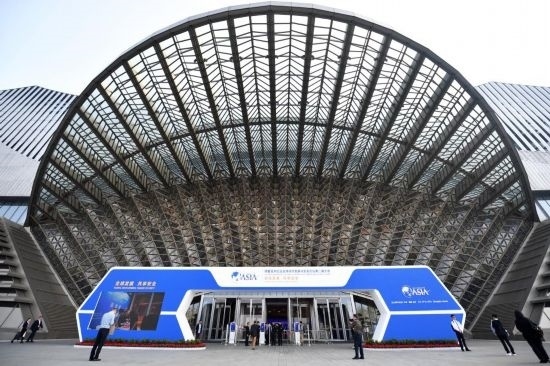 2023年10月30日，參會嘉賓步入長沙國際會議中心。當日，以“全球發(fā)展 共享安全”為主題的博鰲亞洲論壇全球經(jīng)濟發(fā)展與安全論壇第二屆大會在湖南長沙開幕。新華社記者 陳振海 攝