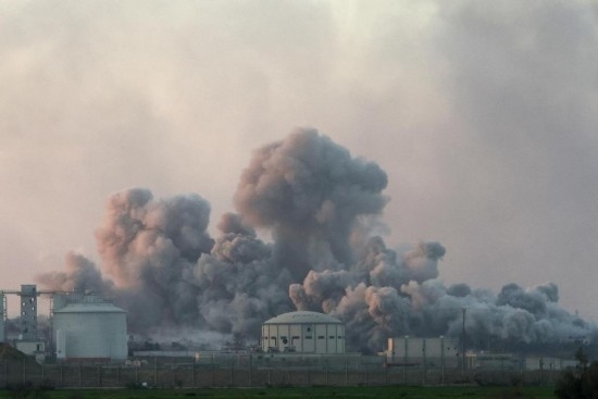  這是1月6日從加沙邊境以色列一側拍攝的加沙北部遭襲情況。新華社發(fā)（伊蘭·阿薩亞格攝/基尼圖片社）
