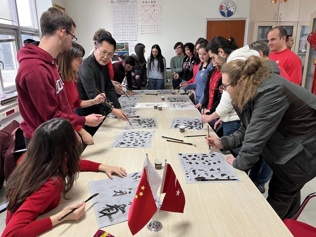 學(xué)生體驗書法。中東技術(shù)大學(xué)孔院供圖