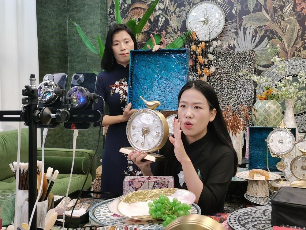 △在廣西防城港東興市一個(gè)電商直播間里，主播在進(jìn)行活動(dòng)推介。