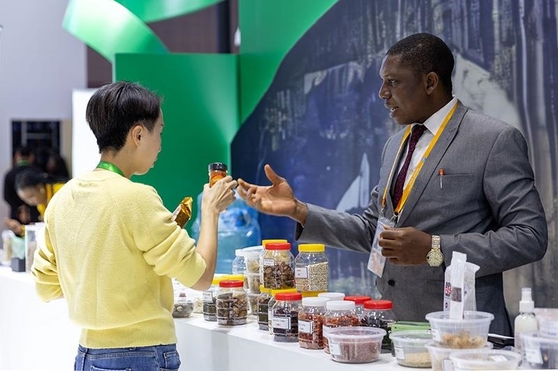 △2023年11月7日，在進(jìn)博會(huì)國(guó)家館尼日利亞館，展商介紹尼日利亞產(chǎn)品。
