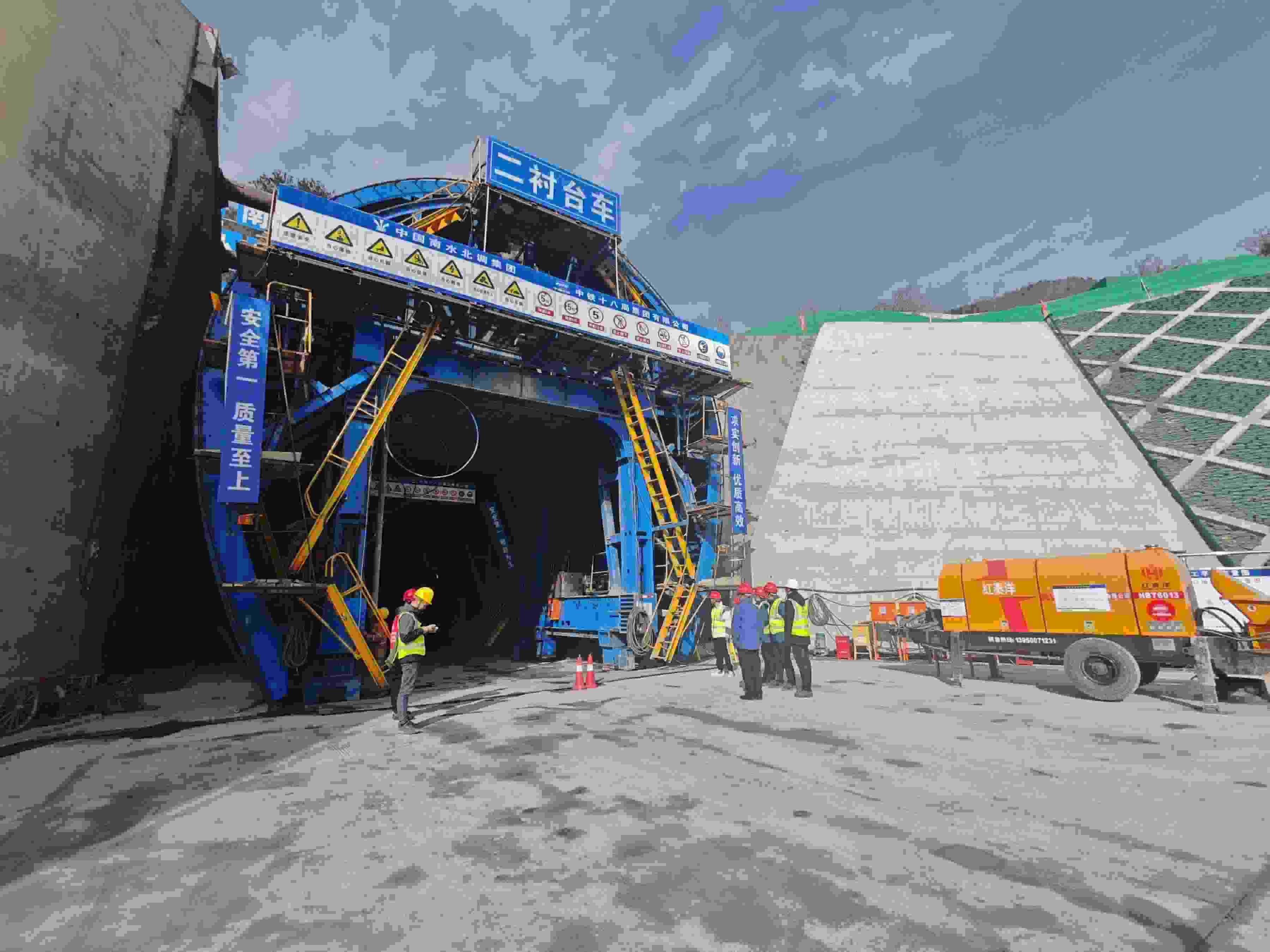 湖北省襄陽市?？悼h馬良鎮(zhèn)的引江補漢工程輸水隧洞8號平洞施工現(xiàn)場。受訪者供圖