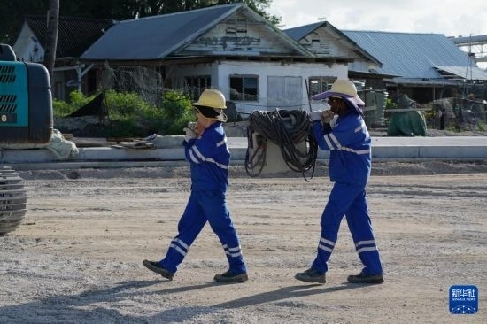 1月18日，工作人員在瑙魯艾沃港碼頭升級改造項目工地工作。新華社記者 王申 攝