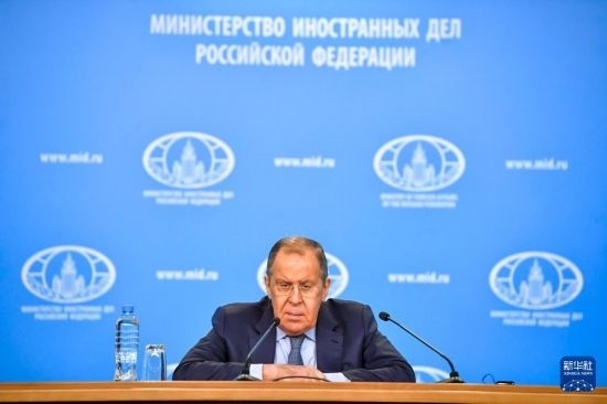 1月18日，在俄羅斯首都莫斯科，俄羅斯外長(zhǎng)拉夫羅夫回答記者提問(wèn)。新華社發(fā)（亞歷山大攝）