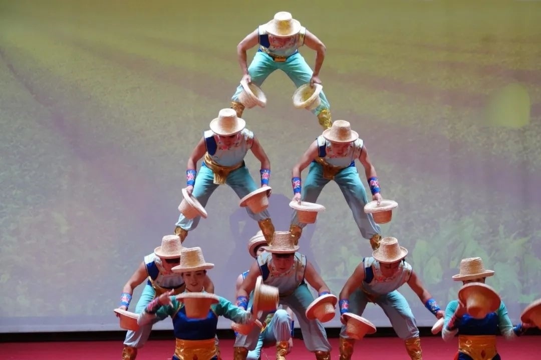 雜技表演“草帽歡歌” 。貝寧中國文化中心供圖
