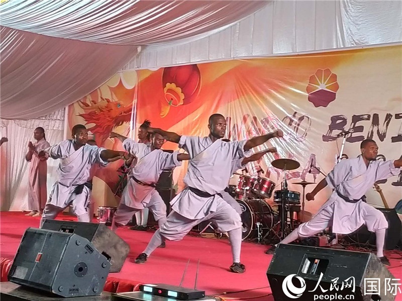 貝寧中國文化中心武術隊在進行表演。人民網(wǎng)記者 黃培昭攝