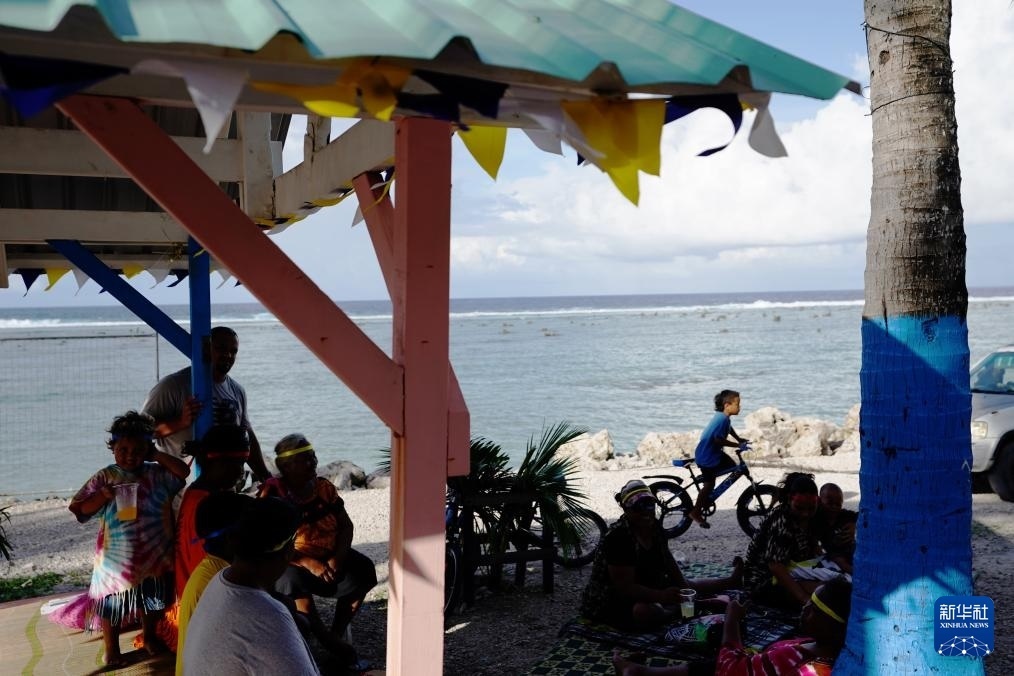 1月20日，當(dāng)?shù)厝嗽阼斠惶幒┬蓍e娛樂(lè)。新華社記者 王申 攝