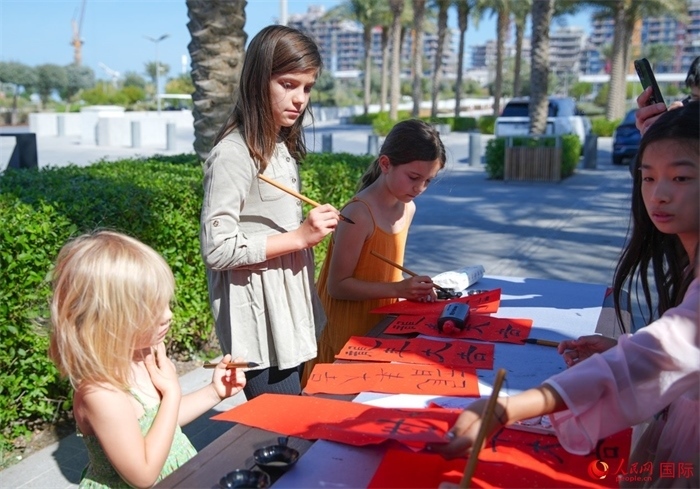 小朋友體驗書法創(chuàng)作。人民網(wǎng) 塔里克·易卜拉欣攝