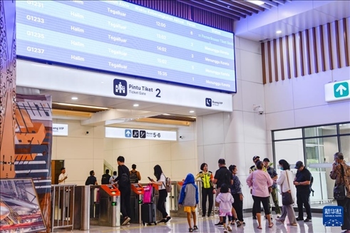 1月24日，在印度尼西亞雅加達(dá)哈利姆站候車大廳，乘客刷票前往站臺(tái)。新華社記者 徐欽 攝